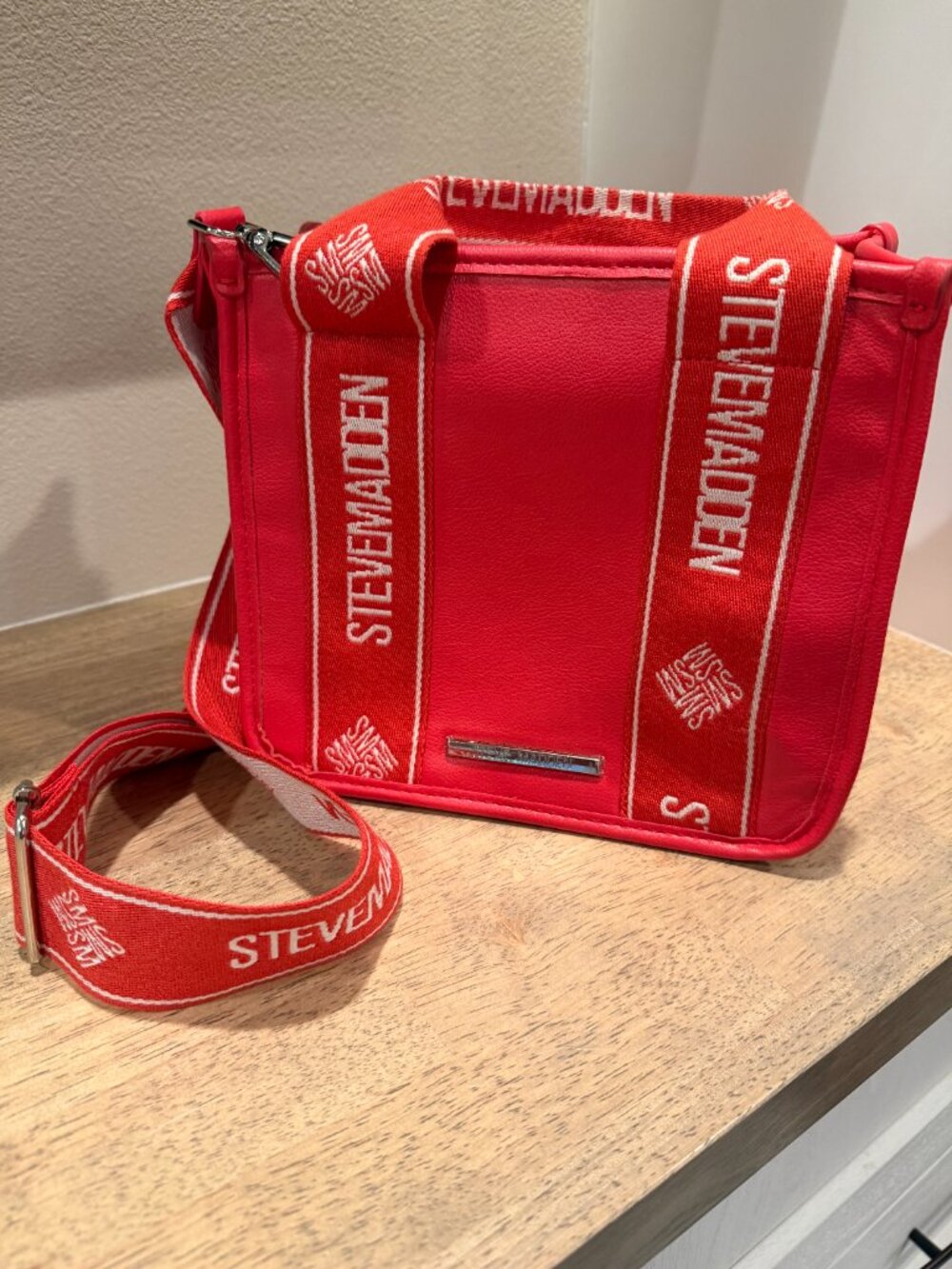 Steve Madden Red Crossbody Bag Webbed Guitar Logo Strap Like New - Picture 3 of 11